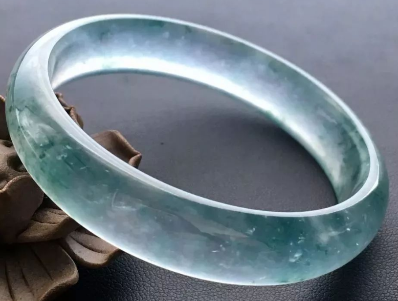 翡翠手镯|翡翠手镯能用开水烫吗?这样可以清洁消毒吗?一定不要这么做