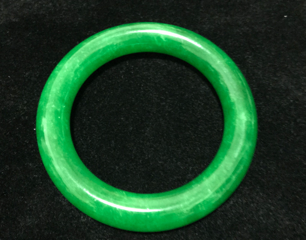 翡翠手镯|这样的翡翠手镯碰不得,不然身体就会变差,你有没有中招呢?