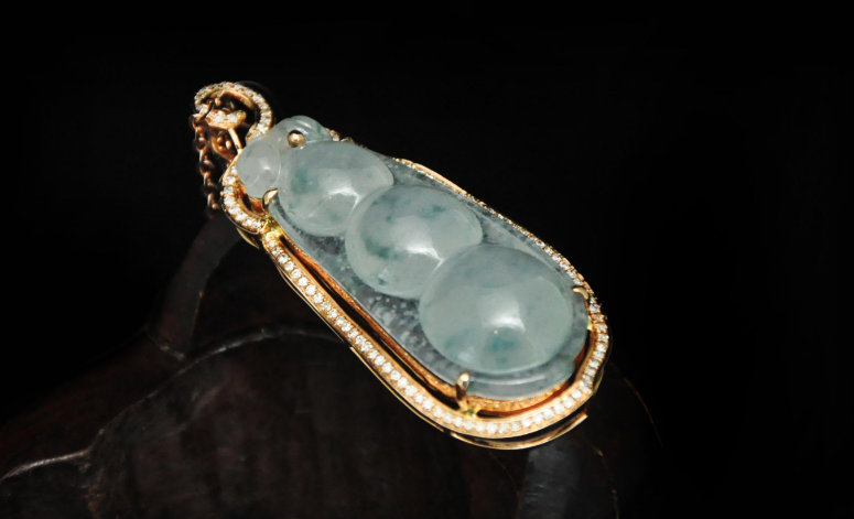 翡翠|翡翠收藏已经成为热门，但是市场非常混乱，所以要仔细进行分辨