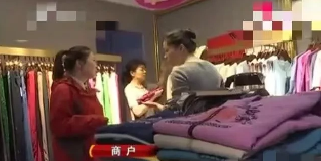 女子商店试穿裤子后,因没有买遭到店员嘲讽,被店员等人围殴近两个小时