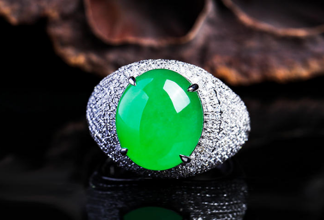 翡翠|小小的一颗蛋面,价值却非常昂贵,凭什么能够这么贵