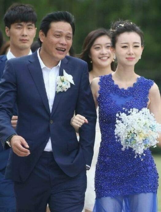 范志毅|范志毅大女儿和小妈关系很好,两人在一起合影时,如同姐妹花一样