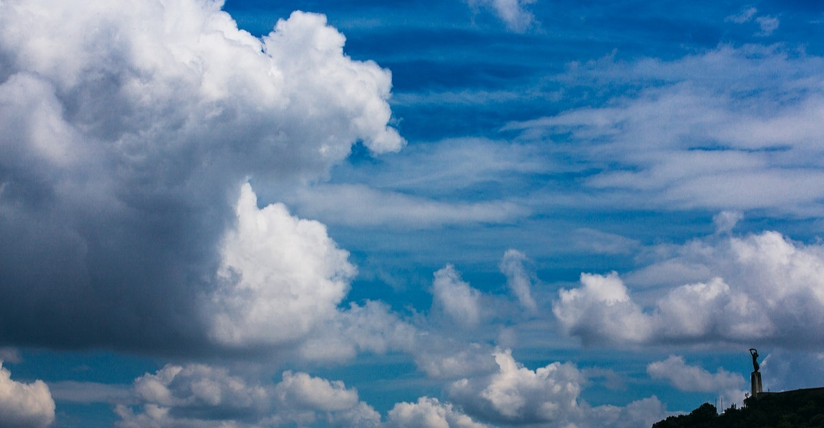 新房|职场工资倒挂，楼市新房二手房倒挂。