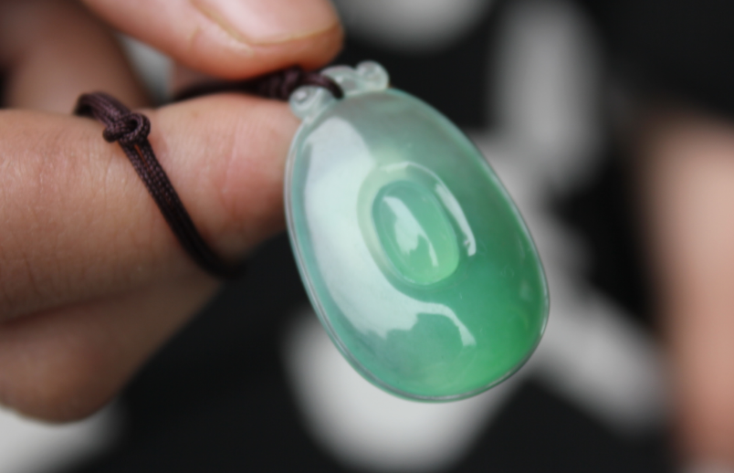 你知道珠宝柜台为什么放杯水吗?其实它的作用很大,不要小看它