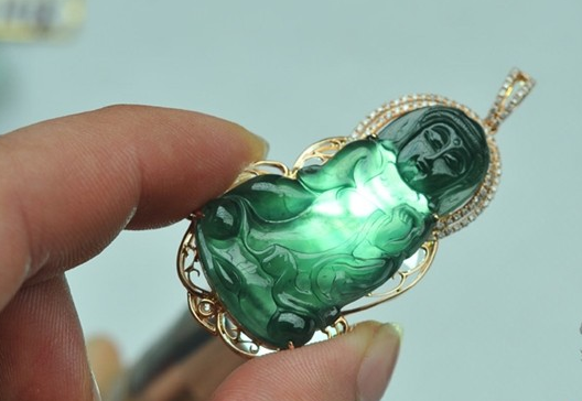 翡翠|要接受翡翠的缺点,只有天然的产物,才会有不同程度的瑕疵