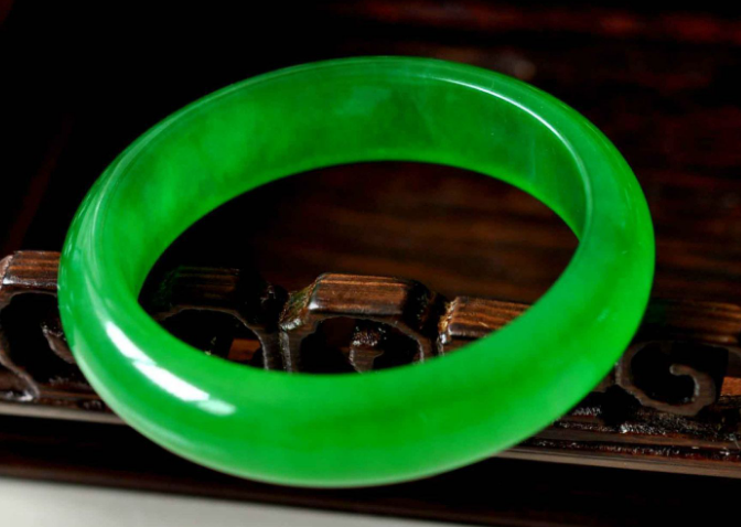 翡翠手镯|翡翠手镯应该如何挑选？挑选时需注意什么？才能挑到好的翡翠镯子