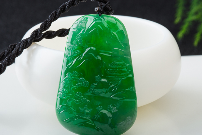 翡翠|翡翠饰品不受年轻人喜爱?这只是暂时的,在未来会有改变