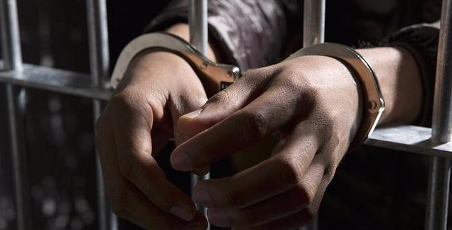 女子邀情夫来家发生关系,强迫丈夫三人同床,丈夫怒杀二人判无期