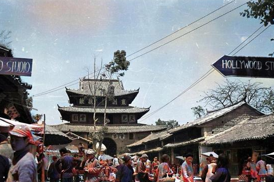 云南|1944年的云南陆良，城墙高大，市场喧嚣，小桥流水似江南