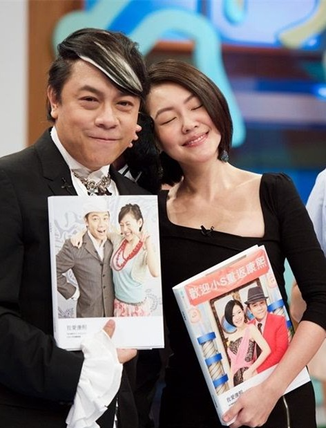 蔡康永|蔡康永，60岁发福显老态，相伴22年男朋友照片，身材魁梧很帅气