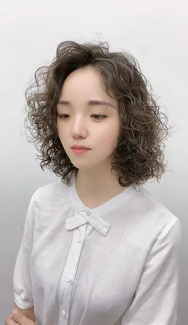 发型 烫烫染染，羊毛卷造型烫挂耳染全都有，喜欢请收藏