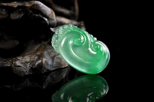 翡翠一直被皇家的人所喜爱，为何平民百姓，一直不怎么了解翡翠