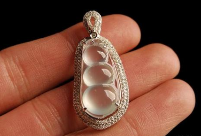 翡翠|翡翠是非常贵重的玉石,佩戴也需要很多讲究,要好好的保养它