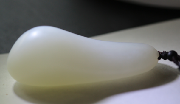 羊脂玉|羊脂白玉属于白玉，与和田玉哪个比较好？如何区分两者的不同处？