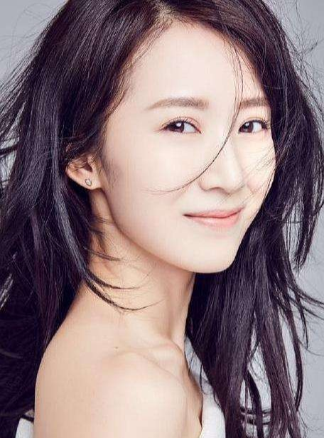 朱亚文|李念近照，气质温婉，她已掌握了爱的秘笈，激荡人生自有远大前程