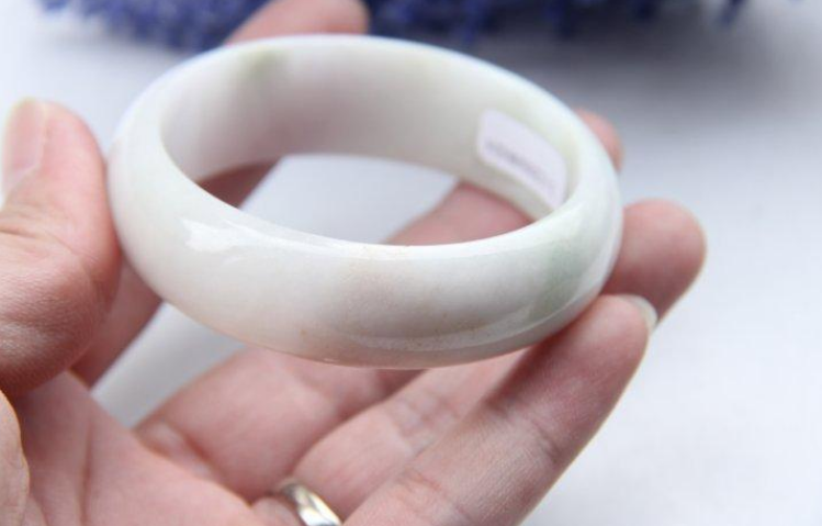 翡翠手镯|翡翠手镯和玉镯的差别,质地色泽都不一样,适合自己是最好的