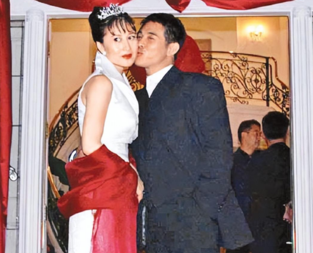 李连杰|李连杰抛弃糠糟之妻,却去选择了利智