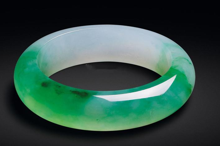 翡翠手镯|翡翠手镯平时的保养,这几点要注意,不然受到损害后悔也晚了