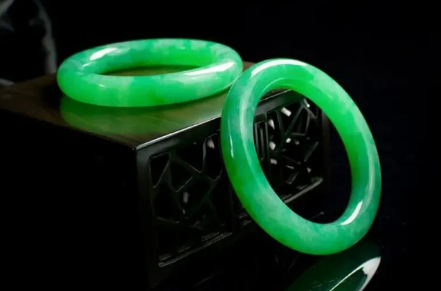 翡翠|要分清翡翠和水沫子,两者不仅在属性上有差距,价值上也大不相同