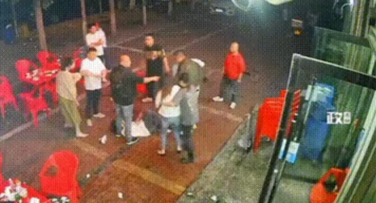 再来扒一扒唐山烧烤店打人的9个人中的两个女的,看看她俩被抓到底冤不冤
