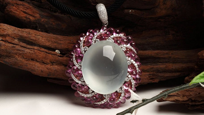 翡翠|翡翠市场这么多首饰，该买镶嵌的还是买不镶嵌的，哪种价值高？