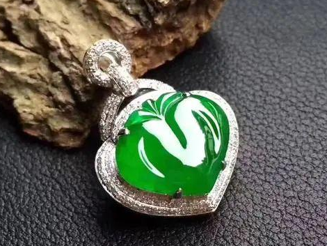 雕刻|不同的雕刻的题材,具有不同的寓意,桃、龙、孔雀你喜欢哪一种?