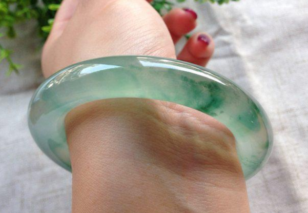 翡翠手镯|翡翠手镯越戴越廉价，价值也大打折扣，保养到底有多重要？