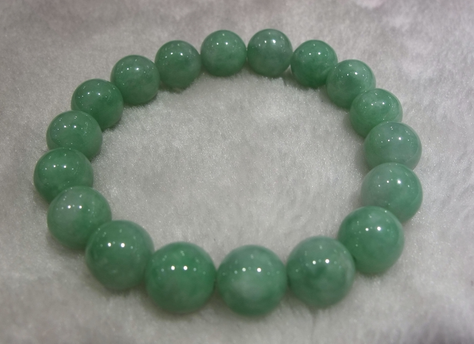 翡翠手镯|一颗颗圆珠串联在一起，翡翠手串的价值昂贵吗？哪种人喜欢手串？