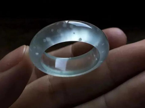 翡翠|并非越复杂的翡翠越贵，有种素面翡翠，料子和品质都很完美