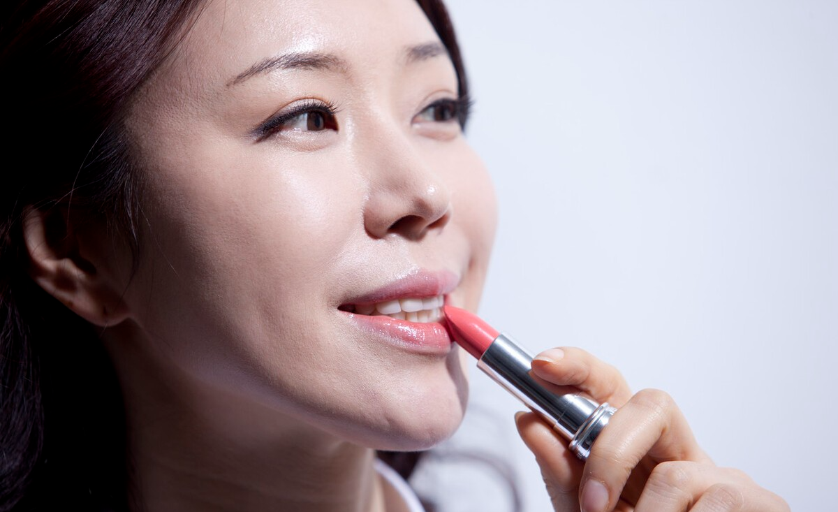 穴位 50+岁的女人皮肤暗黄气色差，出门前画好这3个地方，提肤色显年轻.