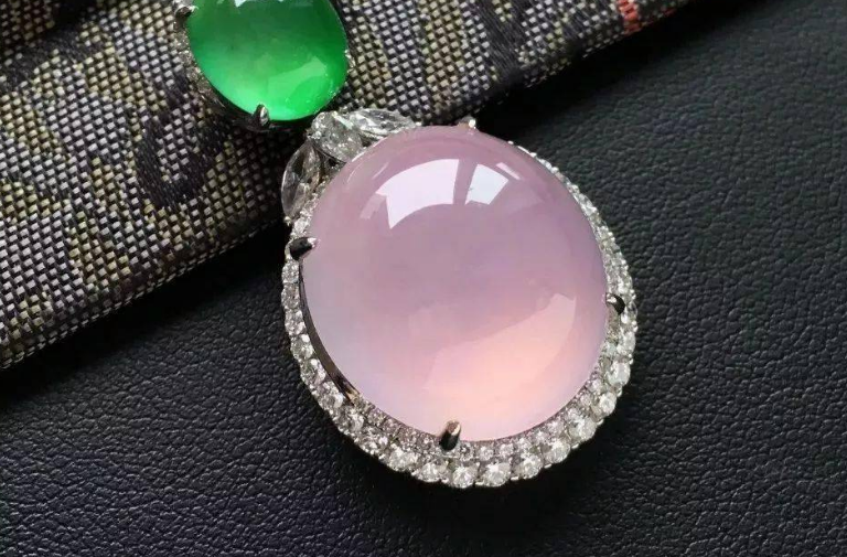 翡翠|这几种翡翠首饰没有过多修饰，但价格昂贵，在市场很受欢迎