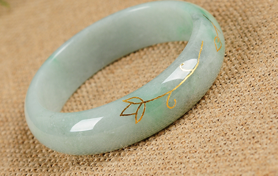 翡翠|难道翡翠一定有色彩才值钱？看看这几种翡翠，无色照样价值连城