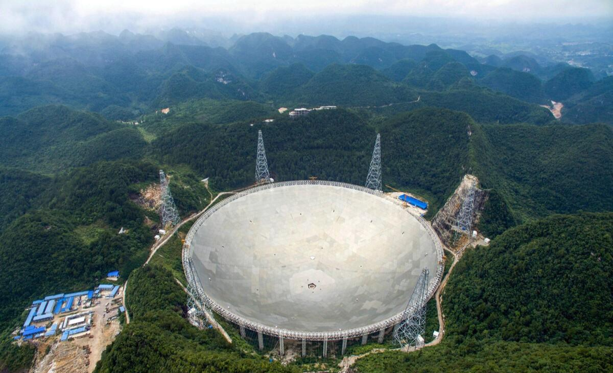 光无法逃逸,为什么银河中心黑洞照片却是亮的,像一座星际之门?