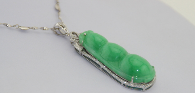 翡翠|价格悬殊很大的翡翠饰品，仔细观察有很大区别，已经成为了艺术品