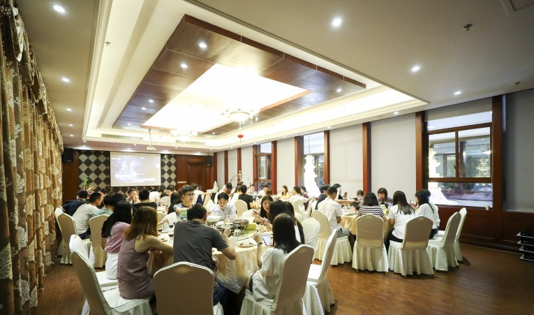 贵州一公司搞团建，小伙执意放弃888红包，只想要一箱酒，咋回事？