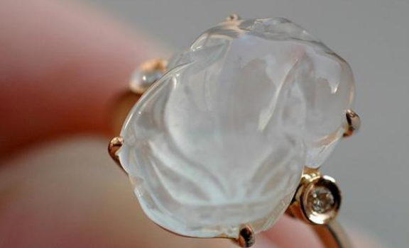 翡翠|翡翠这么难雕刻，为什么不用机器制作呢？因为那样就失去了灵魂