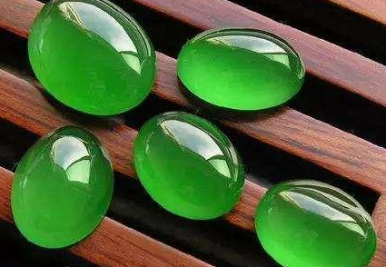 翡翠|要分清翡翠和水沫子,两者不仅在属性上有差距,价值上也大不相同