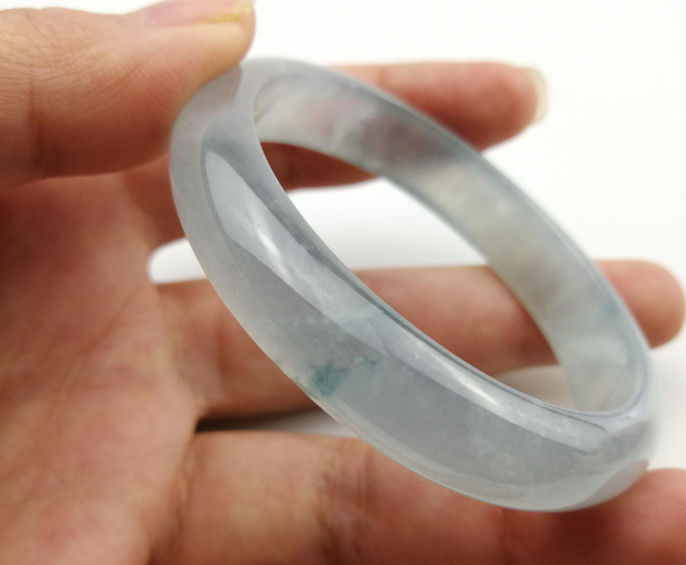 翡翠手镯|晶莹剔透的翡翠手镯,一定要好好的保养,它才能越变越美