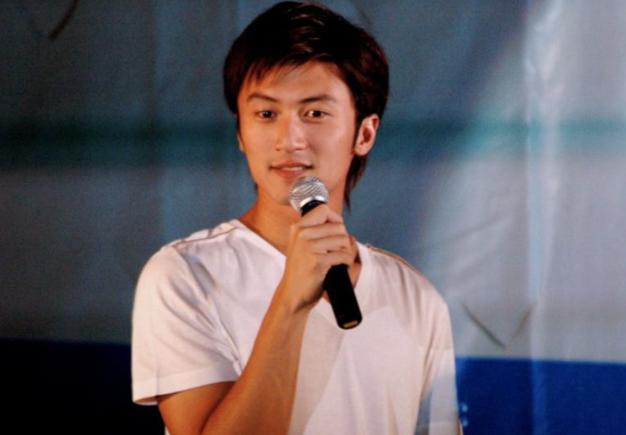 谢霆锋|曾是谢霆锋师妹，出道走红后无人问津，如今靠摆摊卖蜡烛上热搜