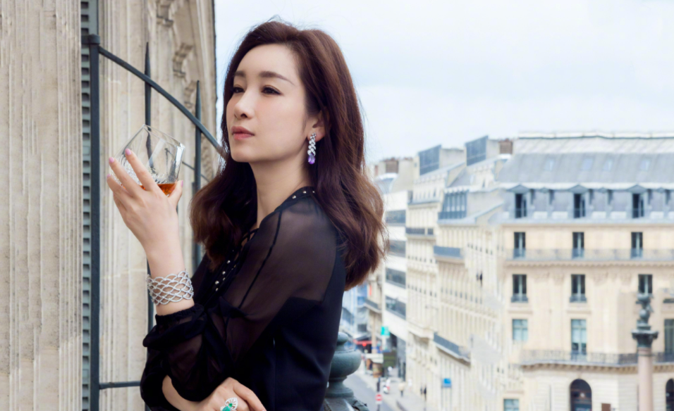 迪丽热巴|秦海璐拍戏拍到一半，导演因没钱想放弃，她出资赞助剧组完成拍摄，称这都是小钱