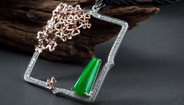 翡翠|翡翠市场这么多首饰，该买镶嵌的还是买不镶嵌的，哪种价值高？