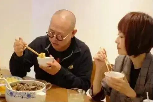 李连杰|一次李连杰邀请鲁豫吃饭，端上一盘黑乎乎的肉，没想到一口就要200元