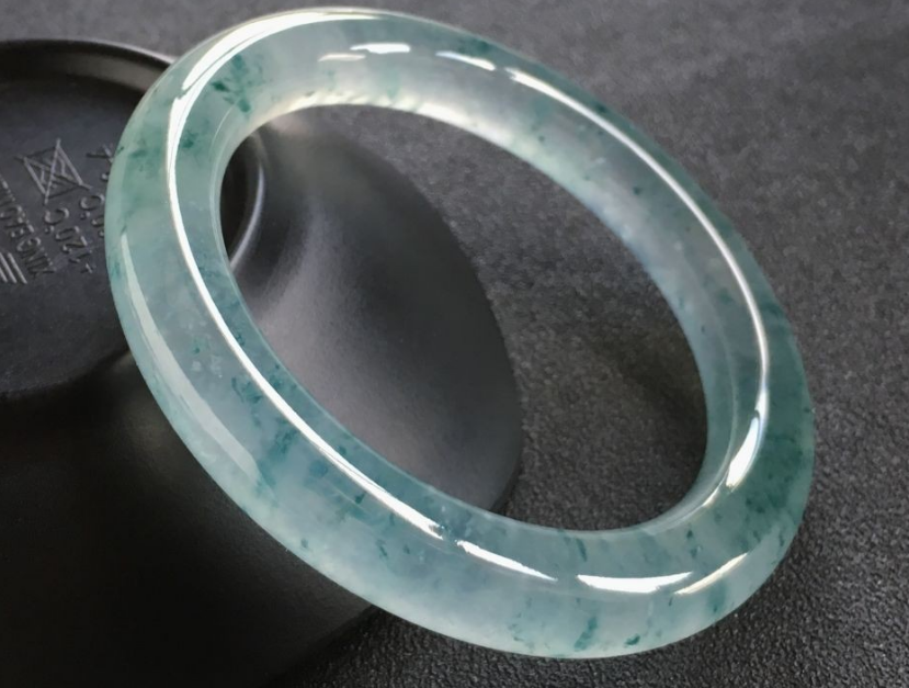 翡翠手镯|小小的一条圆环,却有如此昂贵的价格,翡翠手镯的珍贵之处