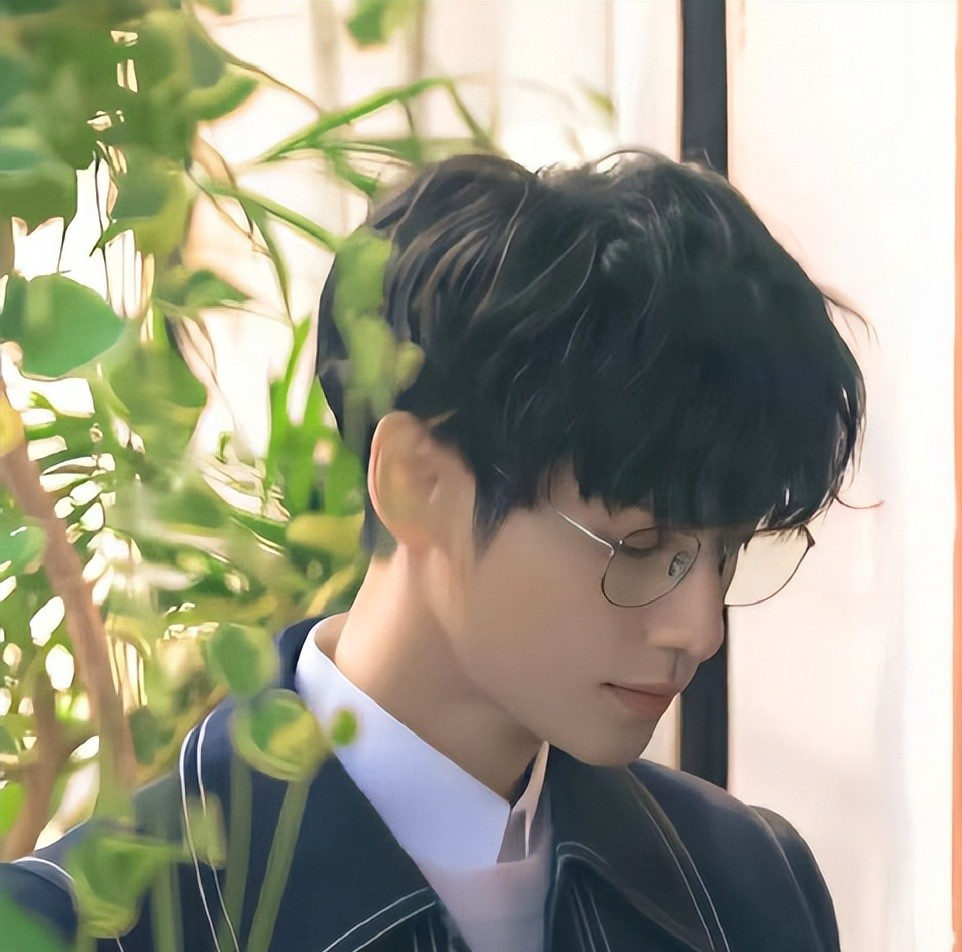 罗云熙|单看脸惊艳帅气,一看全身就秒垮掉,被身高害惨的男星