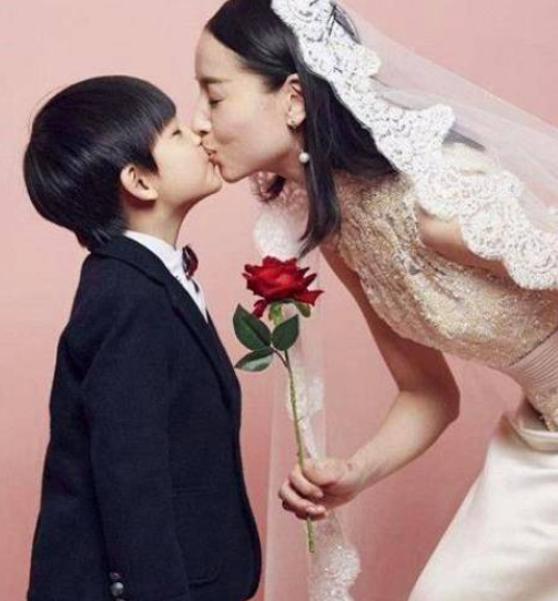董洁|42岁董洁与儿子拍“婚纱照”,母子接吻画面惹争议,是母爱还是束缚?