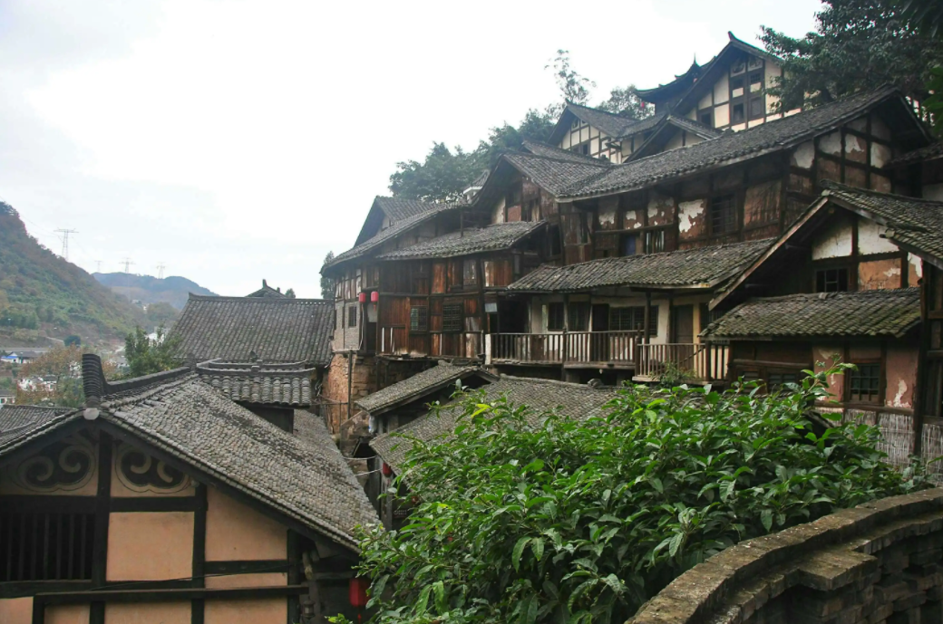 古镇|烟雨风景中的美景，不仅能看到古镇，更能看到梦幻的大山景色