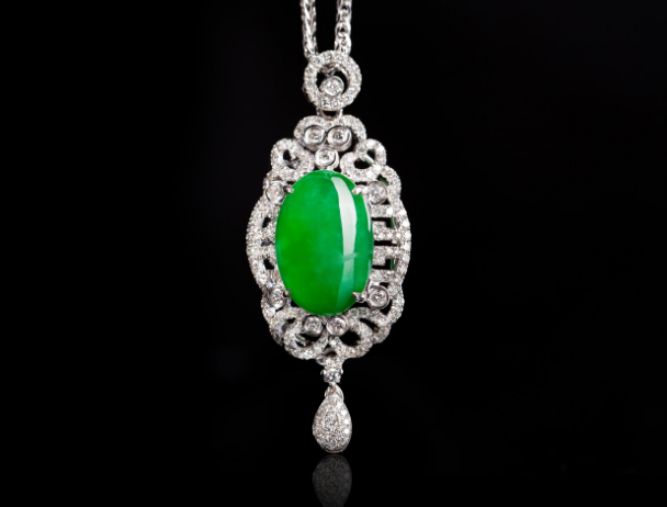 翡翠|翡翠饰品色彩绚烂,可以通过观察色彩,来判定饰品的价值