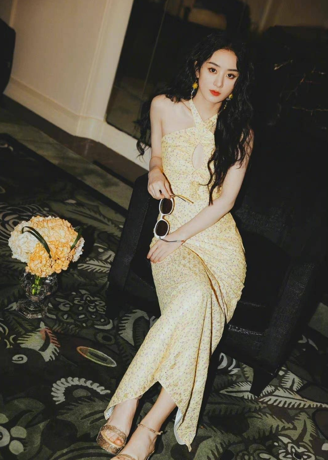 赵丽颖|赵丽颖身穿黄色碎花挂脖裙，温柔甜美还很显身材