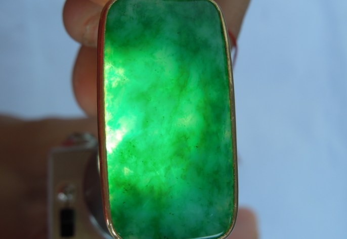 翡翠|鉴赏翡翠到底需不需要打灯？这要看自身，对这一行的了解有多透彻