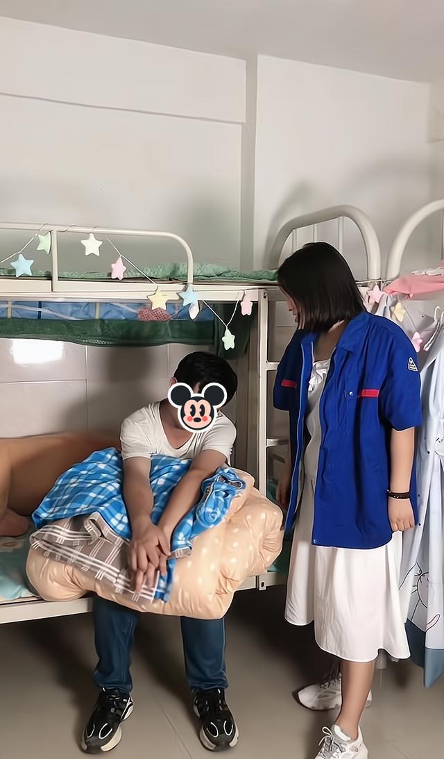 男子带着被子来到女生宿舍,女友劝他离开:要一起住就出去租房子
